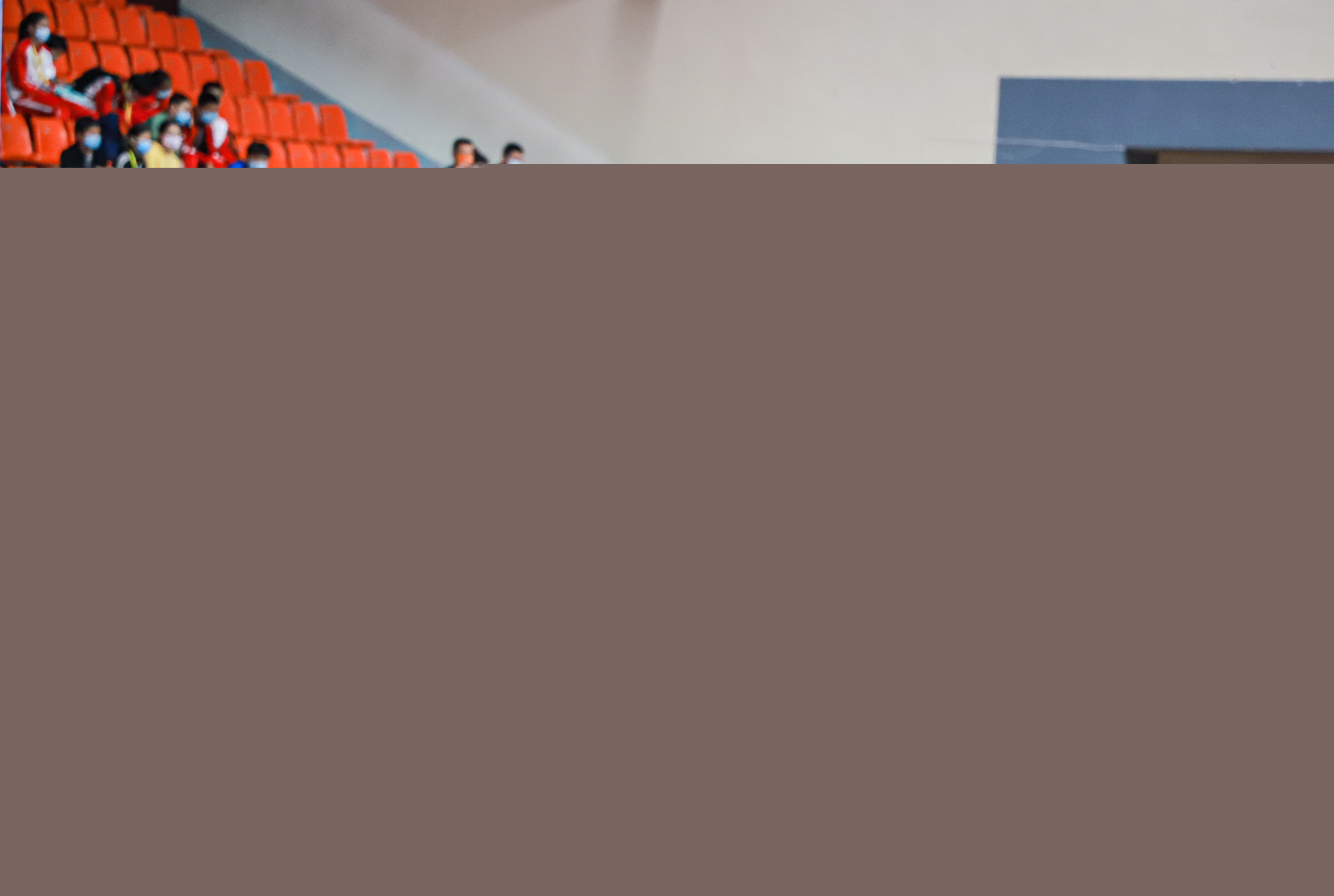 赛场上保持 赛场上保持